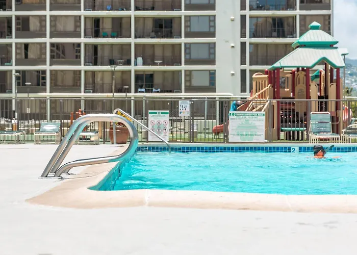 Waikiki Upscale 1 Bedroom - Ocean Views - Parking